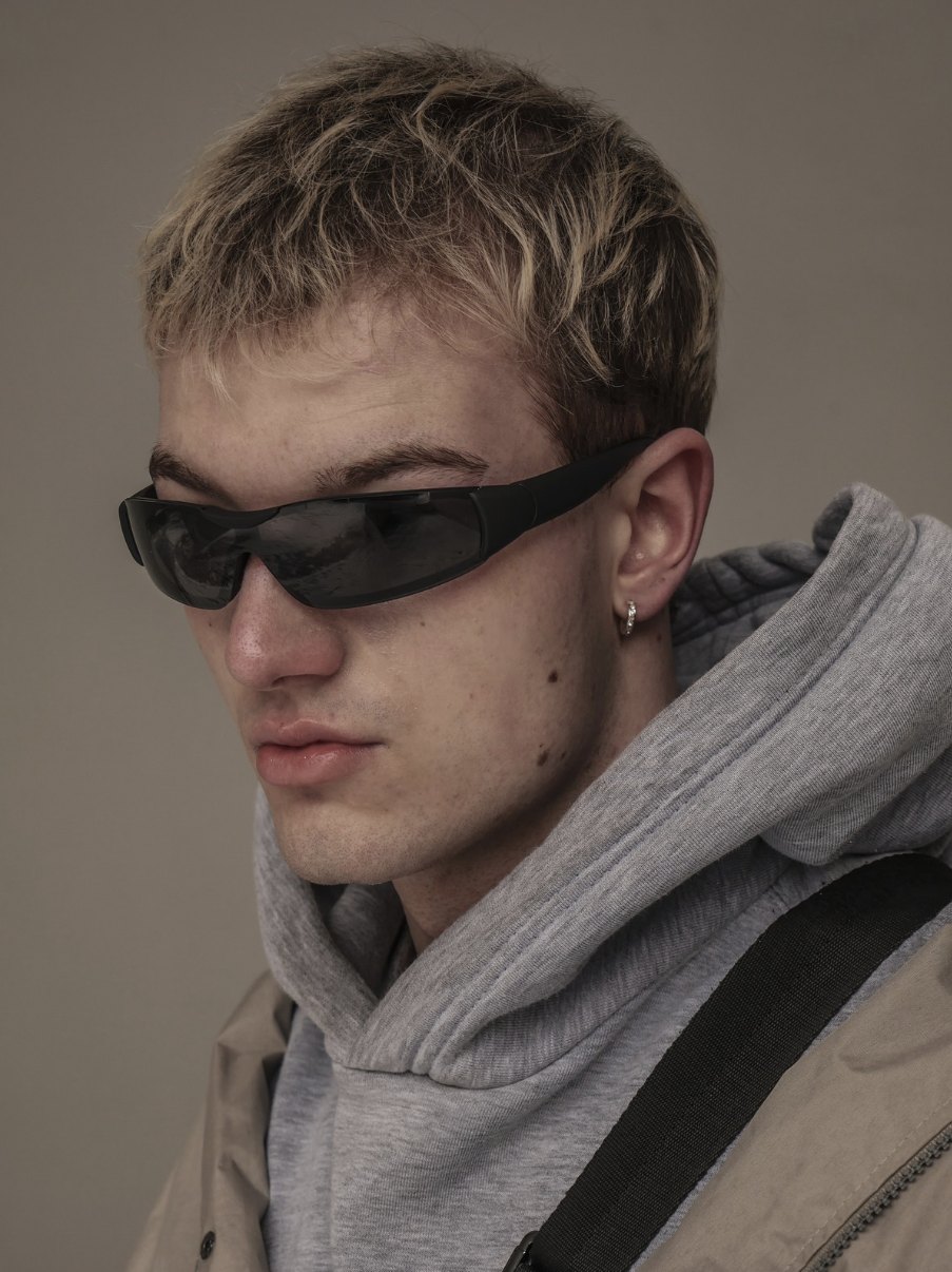 Portret z profilu w okularach i szarej bluzie z kapturem